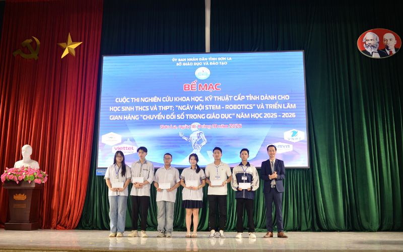 Đại diện Học viện AI trao giải thưởng cho các em học sinh