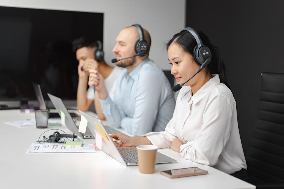 Đội chăm sóc khách hàng làm việc cùng máy tính và headset