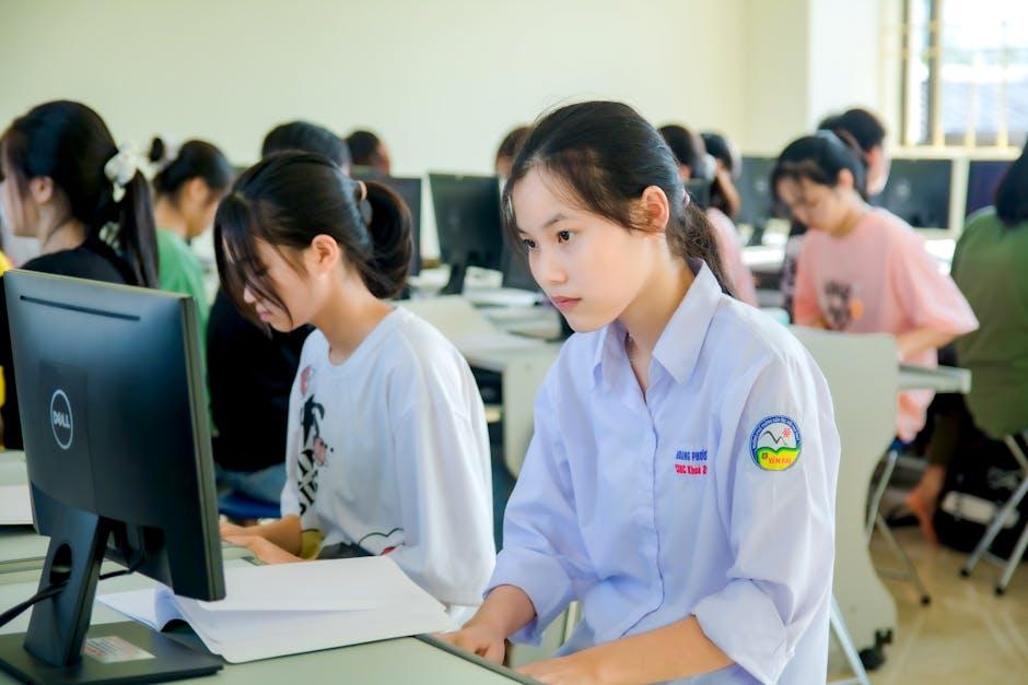Học sinh sử dụng máy tính trong lớp học; minh họa một tình huống học tập có công nghệ nhưng giáo viên vẫn là người thiết kế hoạt động