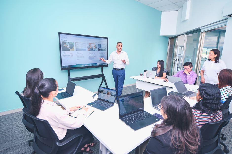 Nhóm làm việc xem một bản trình bày trên màn hình