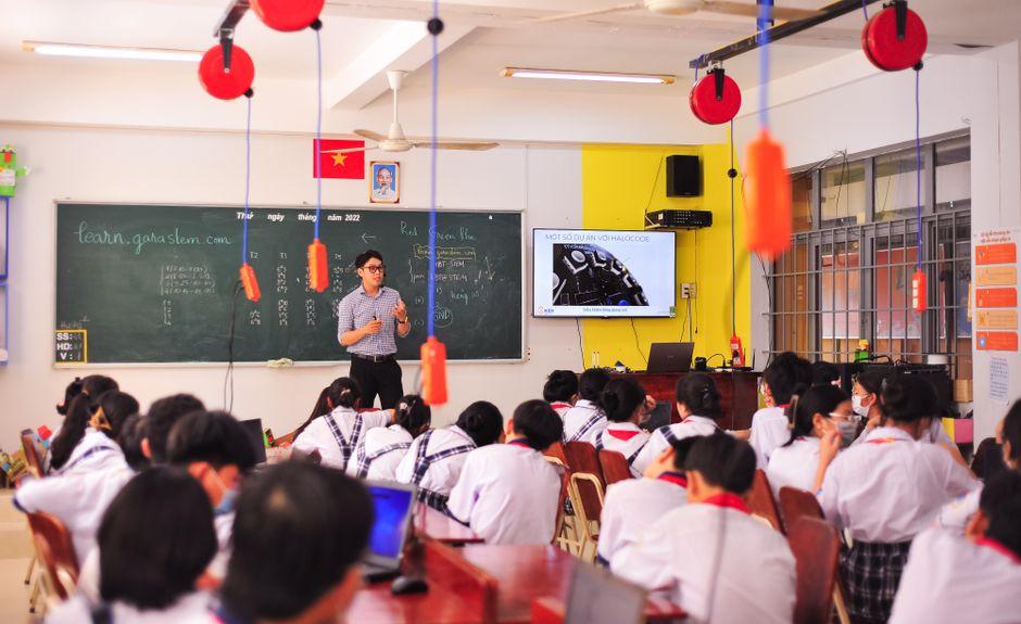 Giáo viên hướng dẫn học sinh trong lớp học; hình minh họa cho việc AI chỉ hỗ trợ một phần quy trình dạy học