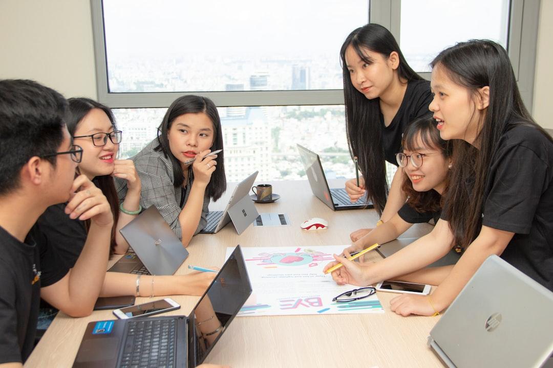 Nhóm làm việc phối hợp cùng AI trong quy trình chung