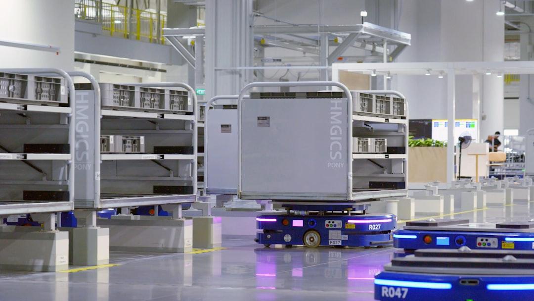 Kho hàng logistics với nhiều luồng vận hành cần theo dõi